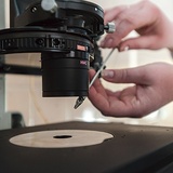  Pod mikroskopem, w sterylnym pomieszczeniu, embriolog specjalną igłą wprowadza główkę plemnika do komórki jajowej. Najmniejszy ruch w laboratorium może rozsadzić komórki