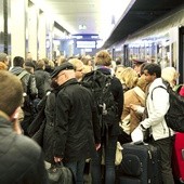  Podróżni na Dworcu Centralnym w Warszawie wsiadają do pociągu w stronę Sochaczewa 