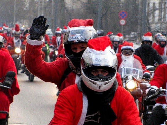 Motomikołaje jechali powoli. Machali do przechodniów, a część z nich rozdawała dzieciom cukierki 