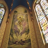 Katowice-Bogucice, 6 grudnia. Zwieńczeniem scen maryjnych jest fresk ze zmartwychwstałym Jezusem, który znajduje się za głównym ołtarzem