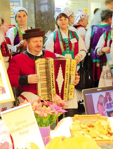  Konferencje poprzedziły targi wiedzy „Oddam pomysł w dobre ręce”,  czyli prezentacje  bibliotek z terenu  całego województwa