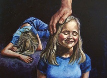  „Wybaczam ci”. Obraz przedstawia dziewczynkę w dwóch stanach emocjonalnych. Leżącą na ziemi, przygniecioną cierpieniem, i uśmiechającą się  w towarzystwie Jezusa,  który trzyma dłoń na jej głowie  i błogosławi