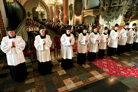  Legnica, 8 grudnia. Przyjęcie sutanny jest bardzo ważnym etapem formacji seminaryjnej,  a dla rodzin tych alumnów momentem bardzo wzruszającym