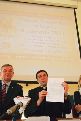 Ks. Bogusław Wolański prezentuje ogólnopolski list na święto Świętej Rodziny, w którym będzie wątek poświęcony świętowaniu niedzieli