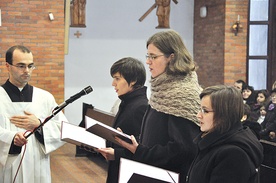  S. Natalia Frączek, s. Monika Skowron, s. Malwina Iwanicka składają śluby w kościele pw. św. Wojciecha w Koszalinie