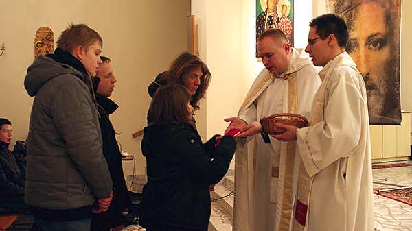  W Pile w parafii Najświętszej Maryi Panny Wspomożenia Wiernych młodzi z całej diecezji zdecydowali się wejść na drogę deuterokatechumenatu 