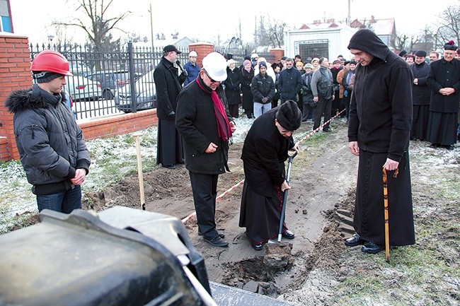  W rozpoczęciu budowy nowego kościoła w Kutnie wziął udział  bp senior Alojzy Orszulik