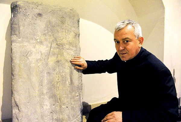  Ta płyta dla nas i dla archeologów jest zagadką. Być może to pamiątka grobu krzyżowca, który walczył w Palestynie i potem został pochowany w Radomiu – mówi ks. Andrzej Tuszyński