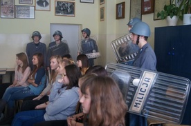 Lekcji historii o stanie wojennym w ciechanowskim gimnazjum towarzyszyły autentyczne rekwizyty z grudnia 1981 roku