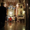 Jednym z miejsc, w których można uzyskać odpust, jest kaplica Narodzenia NMP w Domaniewicach