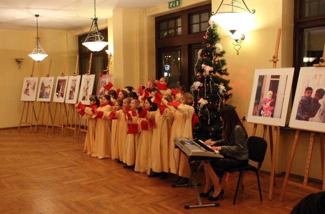 Wernisaż uświetnił koncert zespołu Płomyczki