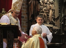 Dekret papieża przekazał nowemu księdzu infułatowi abp Marian Gołębiewski