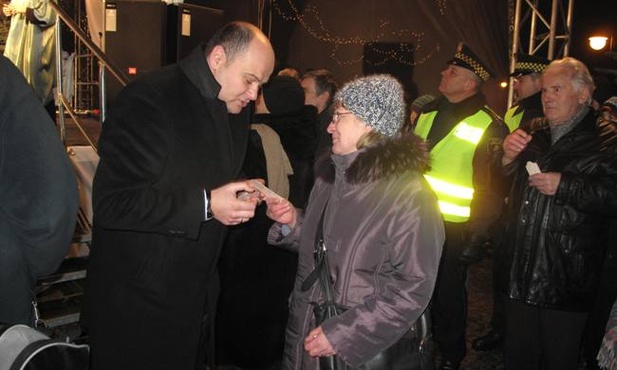 Prezydent Radomia Andrzej Kosztowniak łamał sie opłatkiem i składał życzenia mieszkańcom miasta