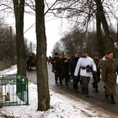 Rekonstruktorzy w kolumnie marszowej udali się w kierunku Kraśnicy