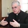 Abp Gerhard Ludwig Müller  jest profesorem teologii dogmatycznej, wykładał na Uniwersytecie Ludwiga Maksymiliana w Monachium. Od 2002 roku był biskupem Ratyzbony, od lipca 2012 roku jest prefektem Kongregacji Nauki Wiary. Nadzoruje wydawanie dzieł zebranych Josepha Ratzingera. Jest doktorem honoris causa Uniwersytetu Kardynała Stefana Wyszyńskiego i Katolickiego Uniwersytetu Lubelskiego.