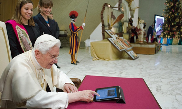 12.12.2012. Watykan. Papież Benedykt XVI umieszcza pierwszą wiadomość na Twitterze: „Drodzy Przyjaciele, miło mi być z wami w kontakcie na Twitterze. Dziękuję za ciepłe przyjęcie. Wszystkich was z serca błogosławię”. 