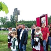  Drogą krzyżową szlakiem jej męczeństwa w Wał Rudzie każdego 18 dnia miesiąca idą tysiące ludzi...