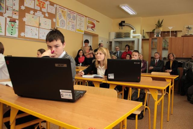 Podczas lekcji każdy uczeń korzysta ze swojego laptopa