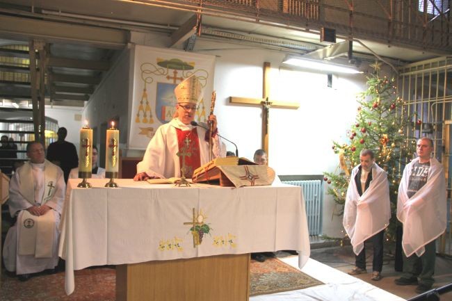 Bp Siemieniewski nawiązywał do książki pt.: Światło za kratami" - wywiadu z nawróconym więźniem