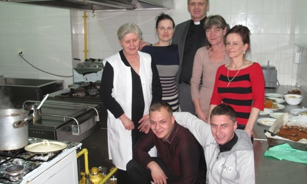 Ks. Grzegorz Wójcik z zespołem, który dba o przygotowanie posiłków w Barze „Klimacik”
