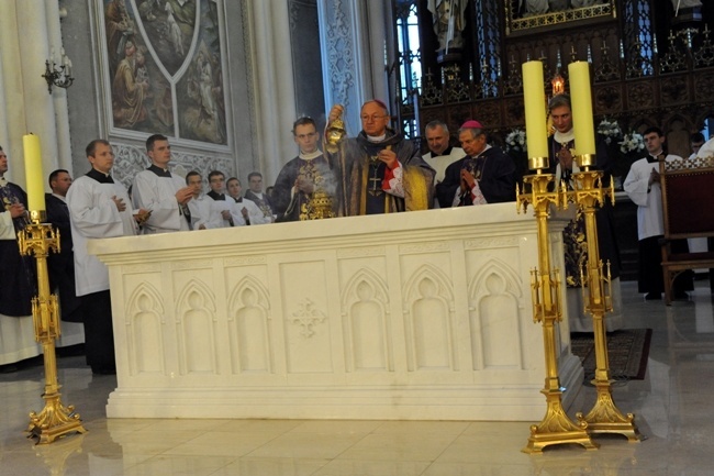 2 grudnia. Abp Zygmunt Zimowski poświęcił nowy marmurowy ołtarz w radomskiej katedrze. Hierarcha jest także jego fundatorem