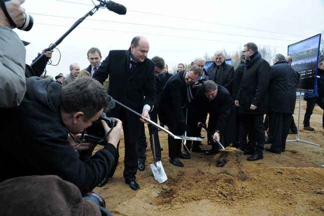 19 listopada. W Radomiu wykopano pierwsze łopaty ziemi pod nową fabrykę broni