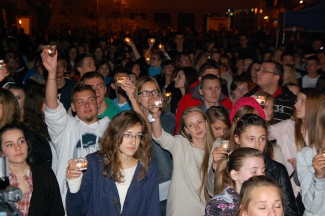 15 września. Apel Młodych na radomskim deptaku był świadectwem wiary kilku tysięcy osób, które na to spotkanie przybyły z całej diecezji