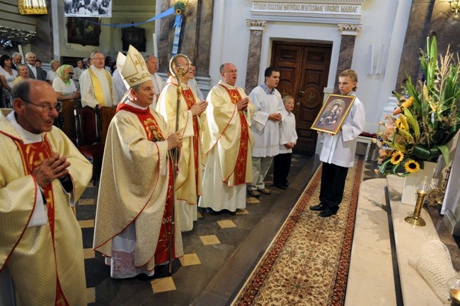 21 sierpnia. Sanktuarium w Błotnicy obchodziło 35. rocznicę koronacji wizerunku MB Pocieszenia, koronowanego przez kard. Karola Wojtyłę