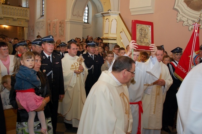 3 czerwca. Do Kościoła w Wierzbicy uroczyście wprowadzono relikwie bł. Jana Pawła II. Takie uroczystości w minionym roku miały miejsce w szeregu parafii naszej diecezji