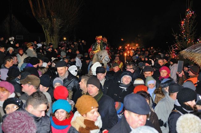 Pasterkę rozpoczłą pochód Trzech Króli