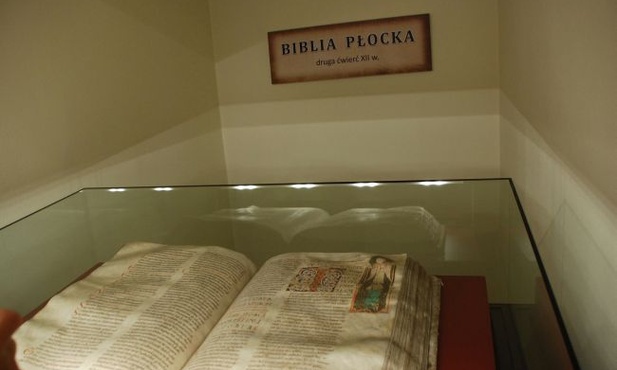 Biblia płocka otrzymała profesjonalną gablotę