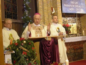 Bp Andrzej F. Dziuba podczas Pasterki w kościele w Cielądzu