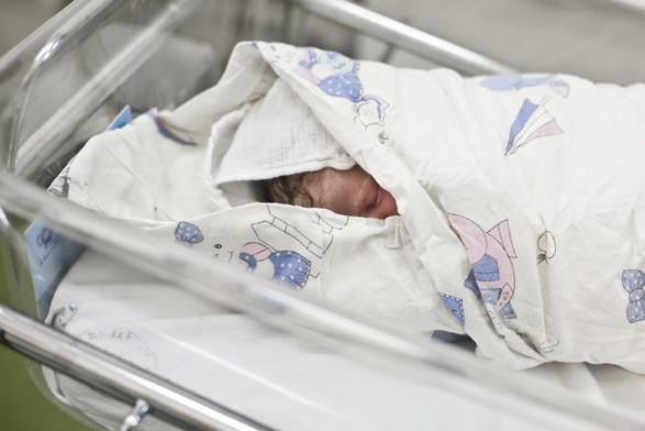 Szpital więzi matki nie mające na opłacenie porodu