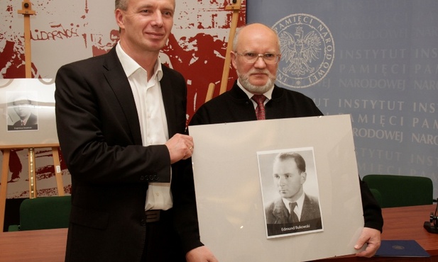 Krzysztof Bukowski (na zdjęciu z prawej) odebrał informację o identyfikacji ojca