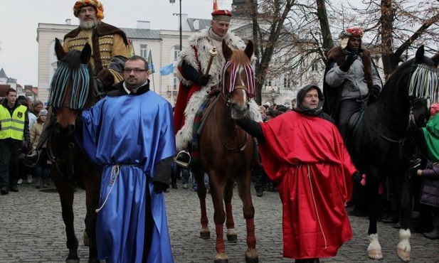 6 stycznia tłumy płocczan przeszły z kościoła farnego do katedry w barwnym kolędowym korowodzie