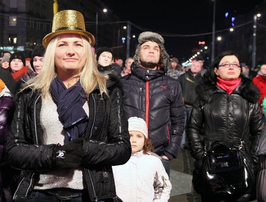 Nowy Rok warszawiacy witają na plenerowej imprezie na pl. Konstytucji. Dobrej zabawie sprzyja łagodna aura i gorące rytmy płynące ze sceny, na której wystepują gwiazdy polskiej estrady.
