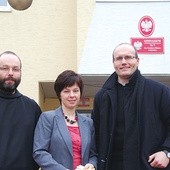 Ojciec Andrzej, benedyktyn z Tyńca (z lewej), nauczycielka Gimnazjum nr 7 Anna Prusko i ojciec Walter, misjonarz z Peru 