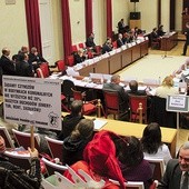 Budownictwo komunalne,  zwrot kamienic dawnym właścicielom wraz z komunalnymi lokatorami, rosnące  czynsze – to wciąż trudny temat. Na zdjęciu protest lokatorów podczas grudniowej sesji  Rady Warszawy 