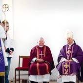 Podczas Eucharystii rozpoczynającej jubileusz, której przewodniczył bp Adam Odzimek, proboszcz ks. Stanisław Kosowicz przypomniał historię parafii