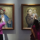24.12.2012. Dubaj. Zjednoczone Emiraty Arabskie. Dwie kobiety modlą się przed obrazami w katolickim kościele Najświętszej Maryi Panny w Wigilię Bożego Narodzenia. 