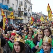 Orszak w Płocku zmierzający ul. Tumską do katedry