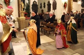 Bazylika katedralna w Łowiczu. Trzej Królowie w procesji z darami
