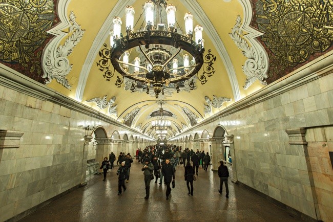 Takiego wnętrza nie powstydziłyby się największe światowe muzea. Na zdjęciu stacja Komsomolska