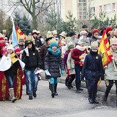  Ulicami Łowicza za Trzema Królami, którzy przyjechali konno, wędrowała rzesza mieszkańców