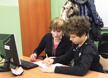 Na zajęciach komputerowych dla seniorów Kamil Polak jest osobistym nauczycielem pani Teresy Szczotki