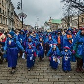  Podczas warszawskiego przemarszu organizatorzy rozdali  kilkanaście tysięcy papierowych koron 