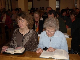 Podczas modlitwy w kaplicy klasztornej