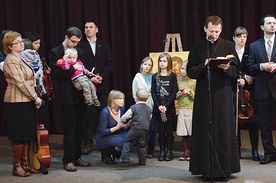  Ks. Piotr Drozd, moderator Ruchu, z rodzinami z Domowego Kościoła