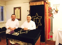  Michał Rucki i Michał Samet w sali modlitewnej  gdańskiej synagogi