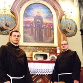  Ołtarz bł. o. Krystyna w kościele w Zakliczynie. Z lewej o. Grzegorz Chomicz, z prawej gwardian o. Tomasz Kobierski  
